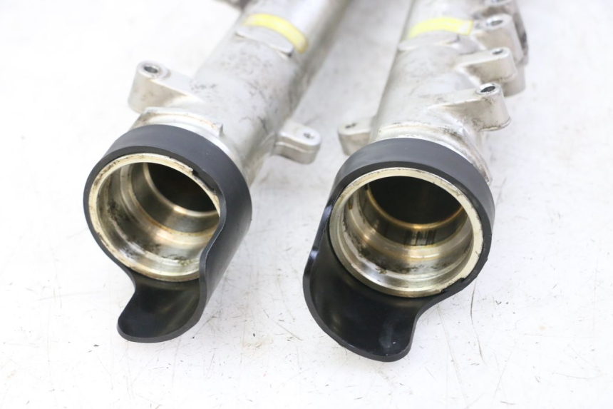 photo de GUARDA-POEIRA DA SUSPENSÃO DIANTEIRA HONDA CBR F 1000 (1993 - 1996) - Detalhe da peça
