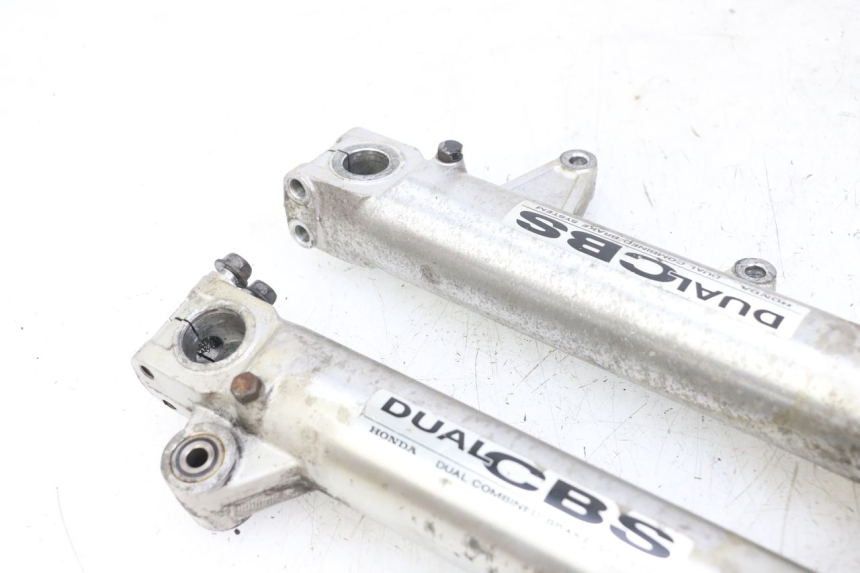 photo de GUARDA-POEIRA DA SUSPENSÃO DIANTEIRA HONDA CBR F 1000 (1993 - 1996) - Pontos de fixação