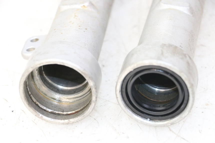 photo de GUARDA-POEIRA DA SUSPENSÃO DIANTEIRA KAWASAKI KX 65 (2000 - 2019) - Zoom do estado de desgaste