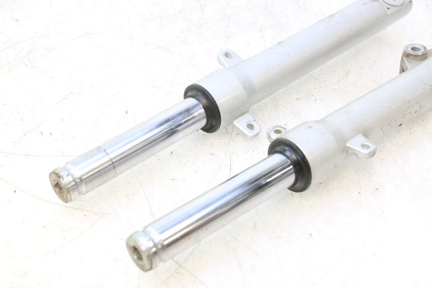 photo de GUARDA-POEIRA DA SUSPENSÃO DIANTEIRA PEUGEOT KISBEE 2T 50 (2010 - 2017) - Detalhes característicos
