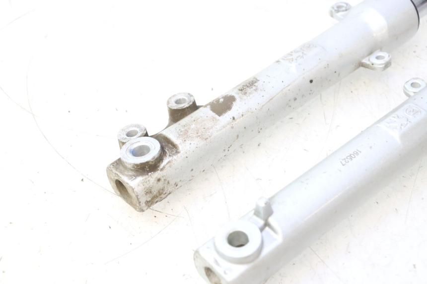 photo de GUARDA-POEIRA DA SUSPENSÃO DIANTEIRA PEUGEOT KISBEE 2T 50 (2010 - 2017) - Pontos de fixação