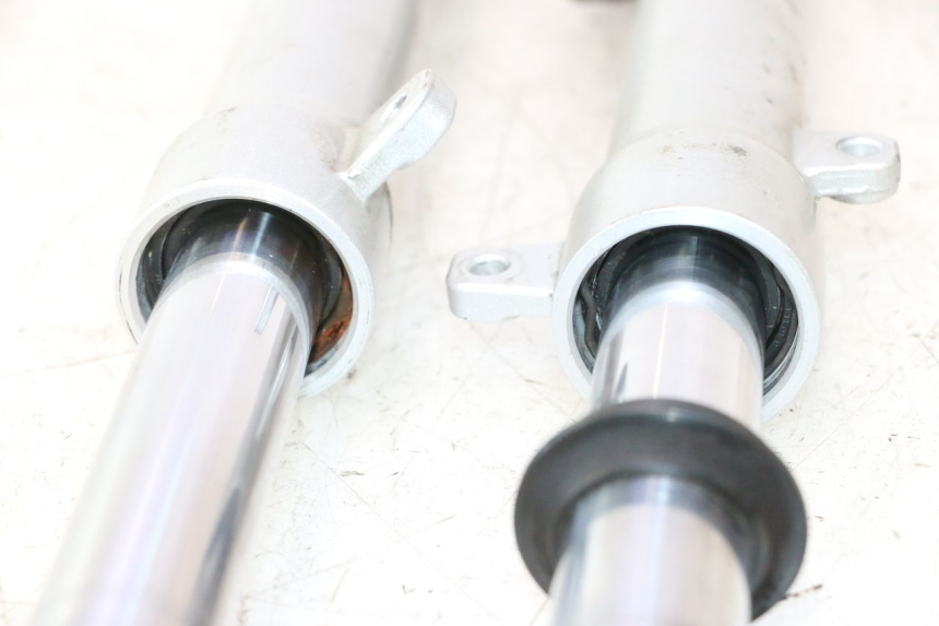 photo de GUARDA-POEIRA DA SUSPENSÃO DIANTEIRA PEUGEOT KISBEE 2T 50 (2010 - 2017) - Pontos de fixação