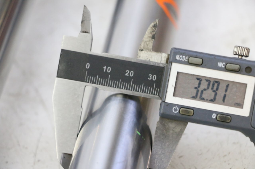 photo de GUARDA-POEIRA DA SUSPENSÃO DIANTEIRA KAWASAKI KX 65 (2000 - 2019) - Detalhe da peça