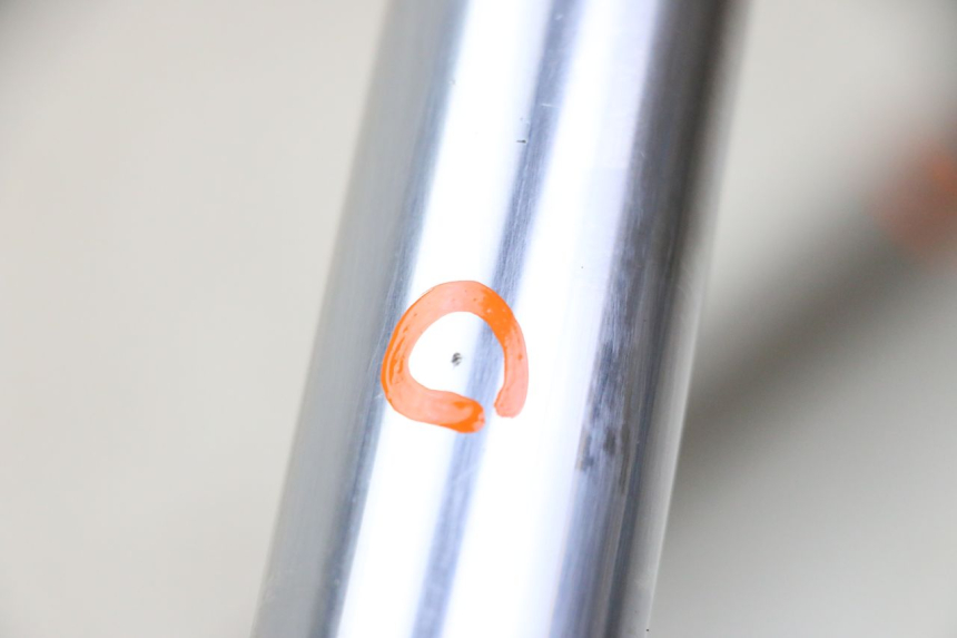 photo de GUARDA-POEIRA DA SUSPENSÃO DIANTEIRA KAWASAKI KX 65 (2000 - 2019) - Pontos de fixação