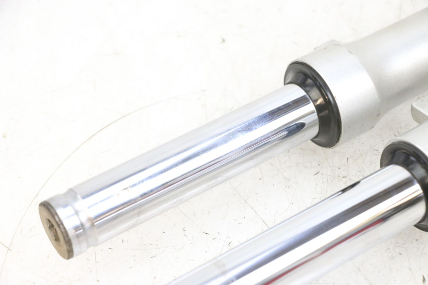 photo de GUARDA-POÓ DA FORQUILHA KYMCO LIKE 125 (2009 - 2016) - Pontos de fixação
