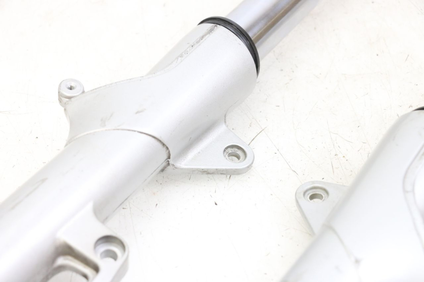photo de GUARDA-POEIRA DA SUSPENSÃO DIANTEIRA MOTO GUZZI NORGE 8V GT 1200 (2011 - 2016) - Detalhes característicos