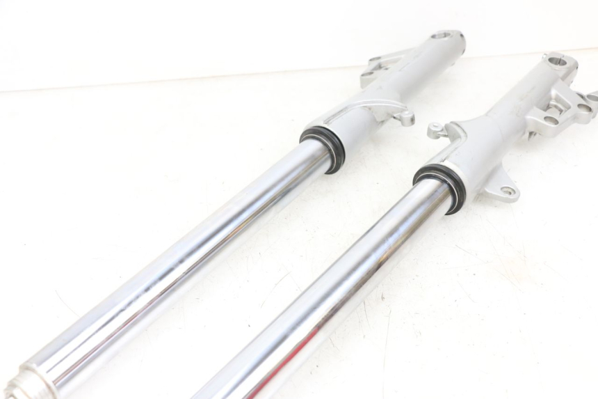 photo de GUARDA-POEIRA DA SUSPENSÃO DIANTEIRA MOTO GUZZI NORGE 8V GT 1200 (2011 - 2016) - Zoom do estado de desgaste