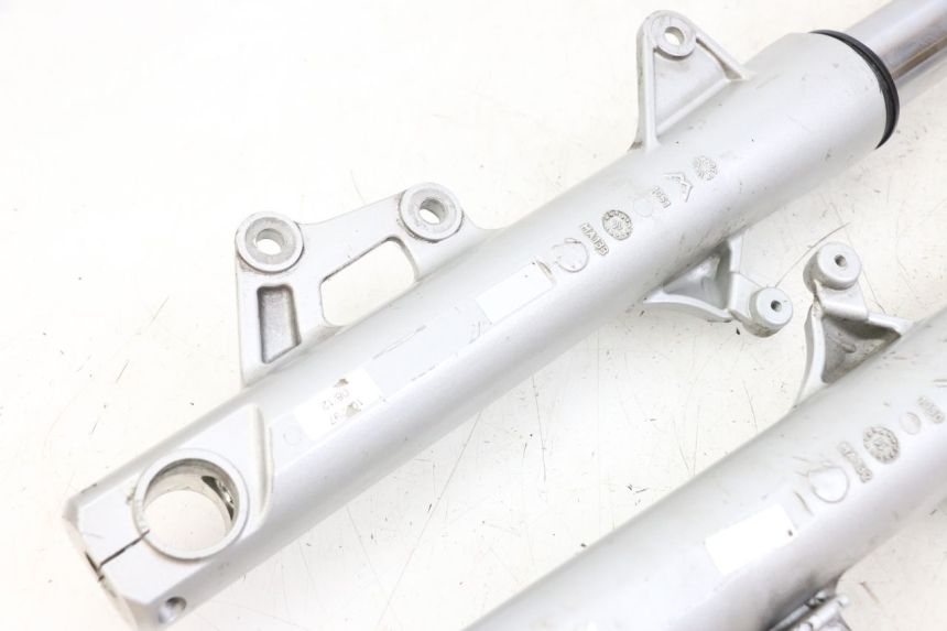 photo de GUARDA-POEIRA DA SUSPENSÃO DIANTEIRA MOTO GUZZI NORGE 8V GT 1200 (2011 - 2016) - Estado da superfície