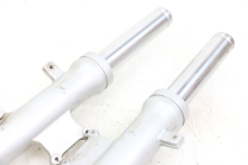 photo de GUARDA-POEIRA DA SUSPENSÃO DIANTEIRA SYM ORBIT 50 (2008 - 2010) - Detalhe da peça