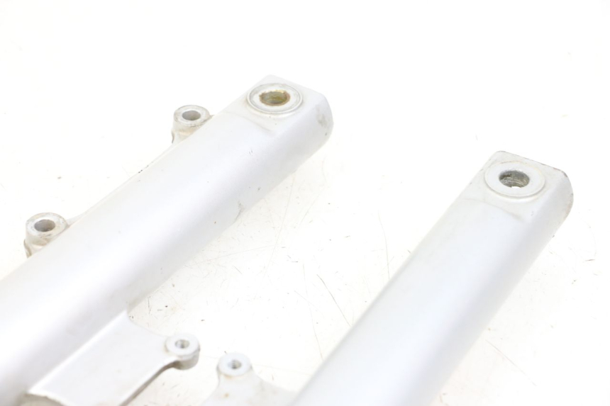 photo de GUARDA-POEIRA DA SUSPENSÃO DIANTEIRA SYM ORBIT 50 (2008 - 2010) - Pontos de fixação