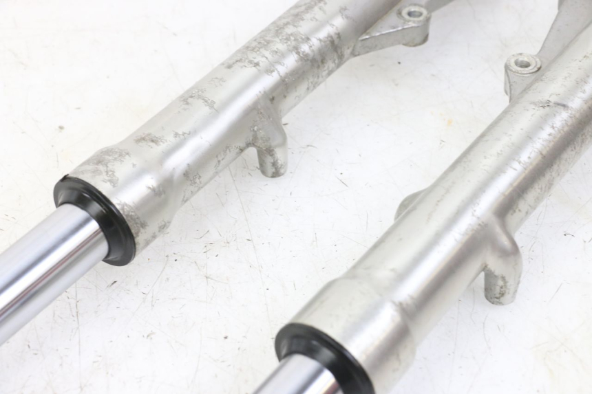 photo de GUARDA-POEIRA DA SUSPENSÃO DIANTEIRA REGAL RAPTOR RAXTER 2 125 (2007 - 2015) - Pontos de fixação