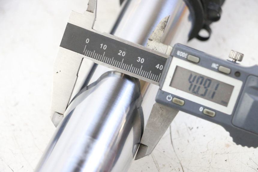 photo de GUARDA-PO DA FORQUILHA ROYAL ENFIELD SCRAM 411 (2022 - 2024) - Detalhe da peça