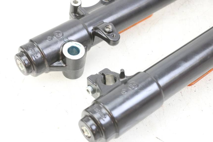 photo de GUARDA-PO DA FORQUILHA ROYAL ENFIELD SCRAM 411 (2022 - 2024) - Pontos de fixação