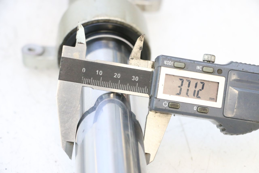 photo de GUARDA-POÓ DA FORQUILHA PEUGEOT SATELIS 125 (2006 - 2009) - Detalhe da peça