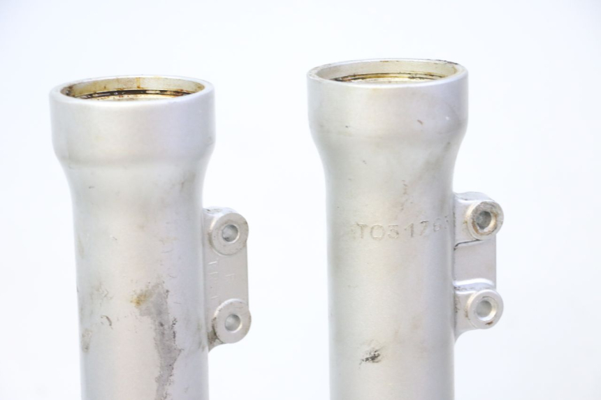 photo de GUARDA-POEIRA DA SUSPENSÃO DIANTEIRA TRIUMPH SPRINT 900 (1995 - 1998) - Zoom do estado de desgaste
