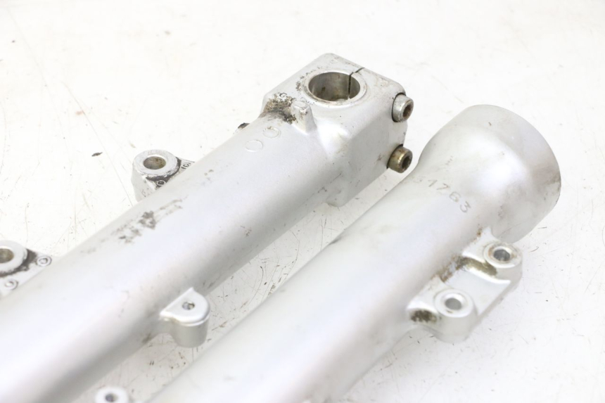 photo de GUARDA-POEIRA DA SUSPENSÃO DIANTEIRA TRIUMPH SPRINT 900 (1995 - 1998) - Pontos de fixação