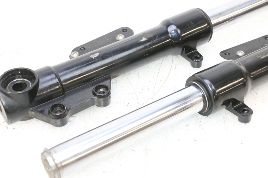 photo de GUARDA-POÓ DA FORQUILHA APRILIA SR MOTARD 50 (2012 - 2018) - Detalhes característicos