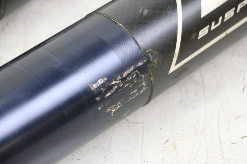 photo de GUARDA-POÓ DA SUSPENSÃO DIANTEIRA KTM SUPERENDURO R 950 (2005 - 2009) - Estado da superfície