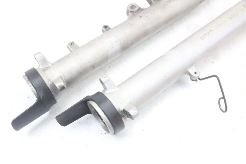 photo de GUARDA-POEIRA DA SUSPENSÃO DIANTEIRA SUZUKI GS F 500 (2004 - 2007) - Outro ângulo de visão