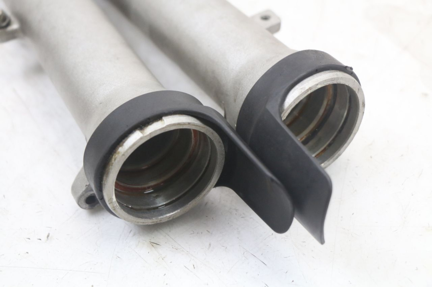 photo de GUARDA-POEIRA DA SUSPENSÃO DIANTEIRA SUZUKI GS F 500 (2004 - 2007) - Pontos de fixação
