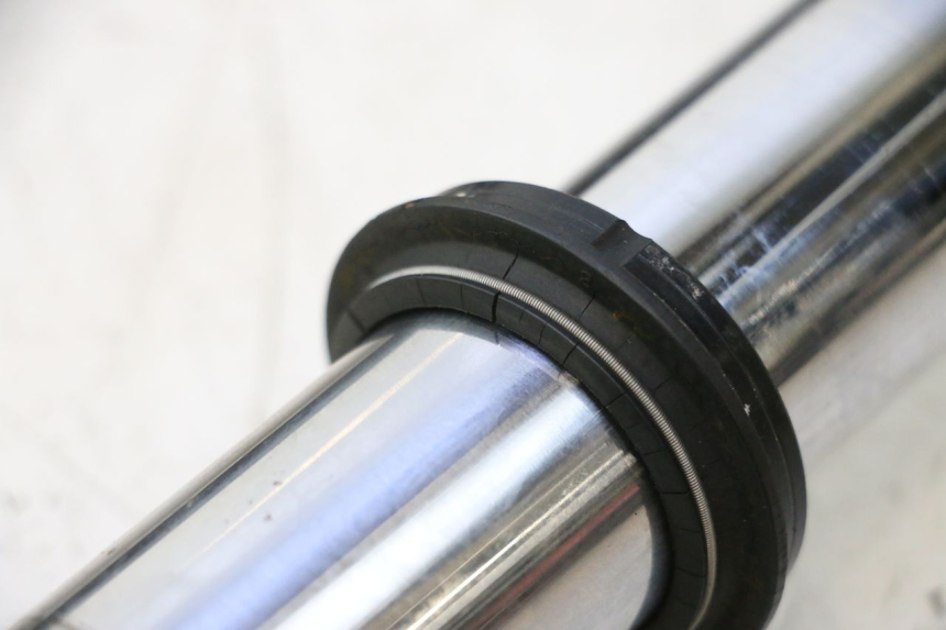 photo de GUARDA-POEIRA DA SUSPENSÃO DIANTEIRA YAMAHA XMAX X-MAX 125 (2006 - 2009) - Ampliação dos componentes