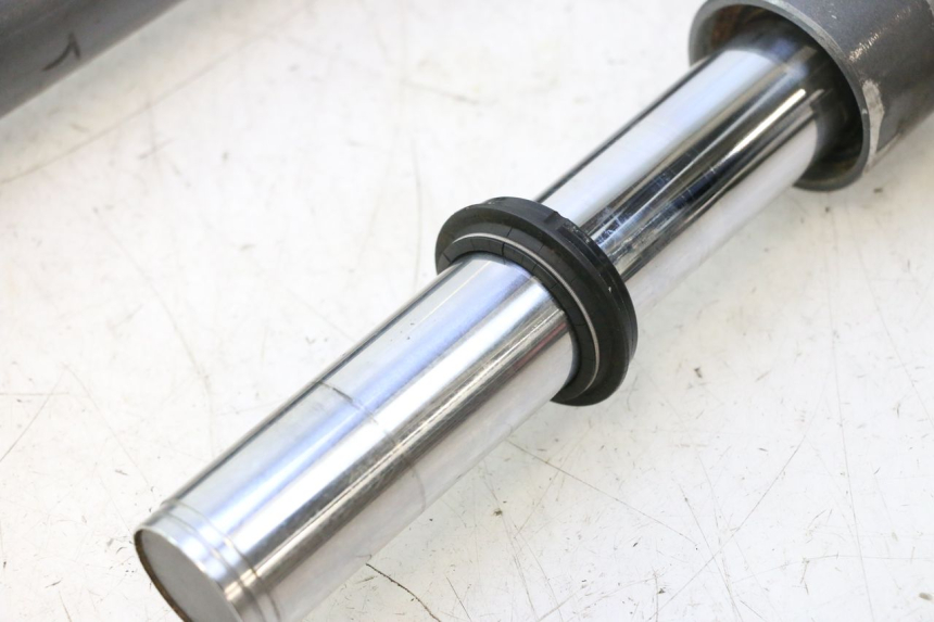 photo de GUARDA-POEIRA DA SUSPENSÃO DIANTEIRA YAMAHA XMAX X-MAX 125 (2006 - 2009) - Vista de perto