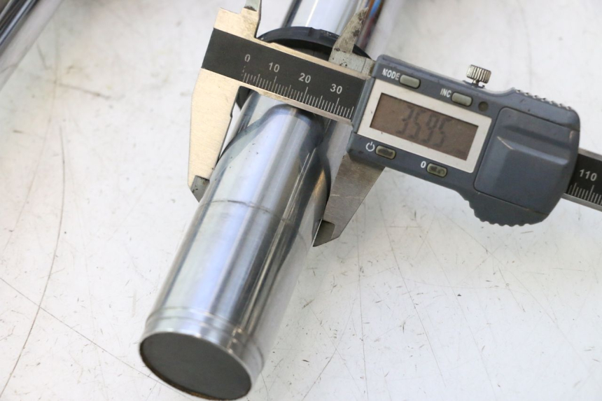 photo de GUARDA-POEIRA DA SUSPENSÃO DIANTEIRA YAMAHA XMAX X-MAX 125 (2006 - 2009) - Pontos de fixação