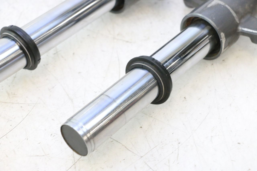 photo de GUARDA-POEIRA DA SUSPENSÃO DIANTEIRA YAMAHA XMAX X-MAX 125 (2006 - 2009) - Marcações e referências