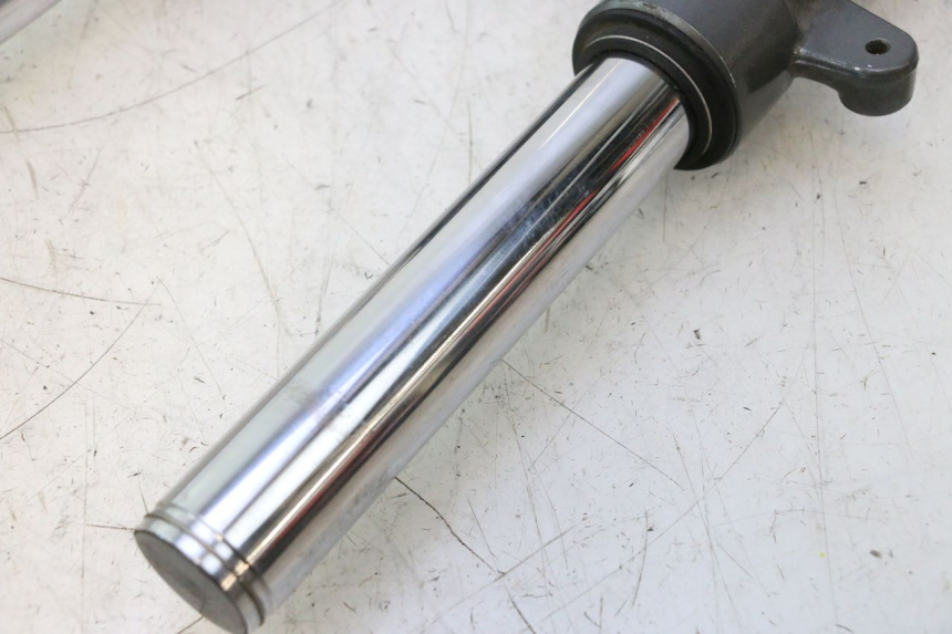 photo de GUARDA-POEIRA DA SUSPENSÃO DIANTEIRA YAMAHA XMAX X-MAX 125 (2006 - 2009) - Pontos de fixação