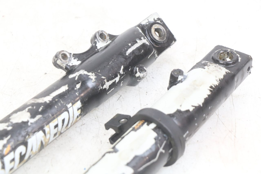 photo de GUARDA-POÓ DA FORQUILHA PEUGEOT XP6 50 (2006 - 2011) - Pontos de fixação