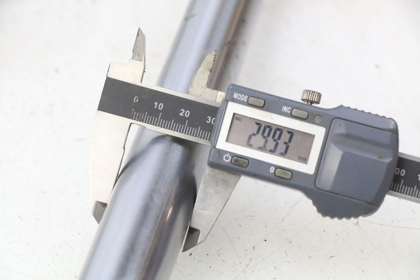 photo de GUARDA-POÓ DA FORQUILHA YAMAHA YZ 80 (1982 - 1983) - Detalhe da peça
