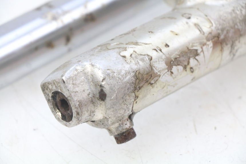 photo de GUARDA-POÓ DA FORQUILHA YAMAHA YZ 80 (1982 - 1983) - Outro ângulo de visão