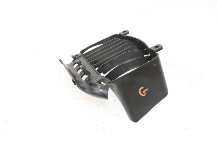 photo de GRADE DO RADIADOR ESQUERDA PIAGGIO VESPA GTS SUPER IE 125 (2009 - 2016) - Outro ângulo de visão