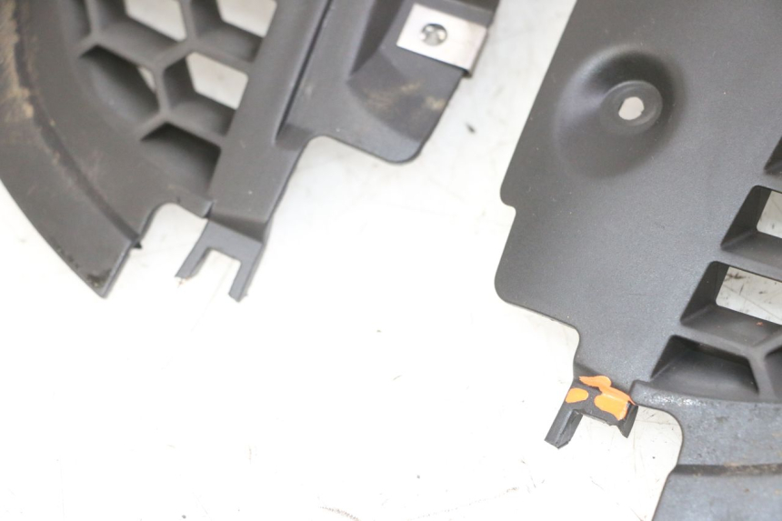 photo de GRADE DO RADIADOR PIAGGIO IE MP3 YOURBAN 300 (2011 - 2016) - Pontos de fixação