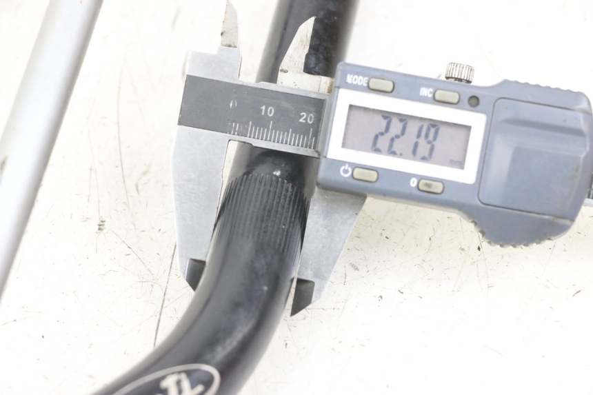 photo de GUIDÃO PEUGEOT XP6 50 (1997 - 2003) - Detalhe da peça