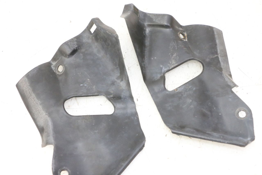 photo de INTERIOR DA CABEÇA DE GARFO TRIUMPH SPRINT 900 (1995 - 1998) - Detalhe da peça