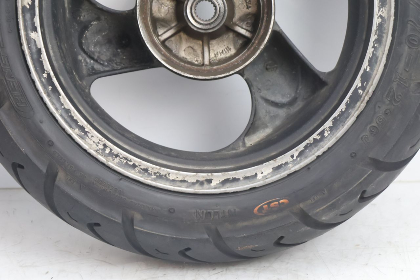 photo de ARO TRASEIRO E PNEU KYMCO AGILITY 4T 50 (2005 - 2018) - Detalhes característicos