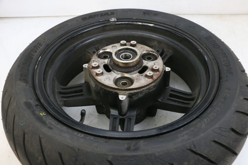 photo de ARO TRASEIRO E PNEU SUZUKI BURGMAN 650 (2013 - 2020) - Pontos de fixação