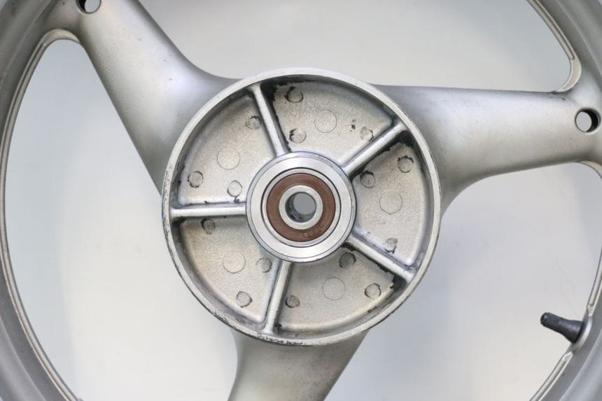 photo de ARO TRASEIRO E PNEU HONDA CB F HORNET 600 (2005 - 2006) - Vista de perto