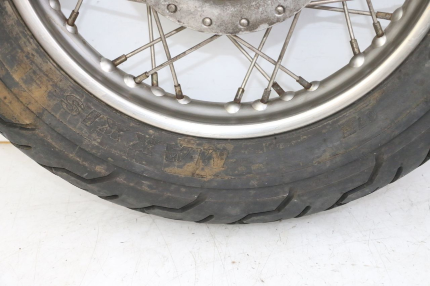 photo de ARO TRASEIRO E PNEU APRILIA CLASSIC 125 (1995 - 2001) - Detalhes característicos
