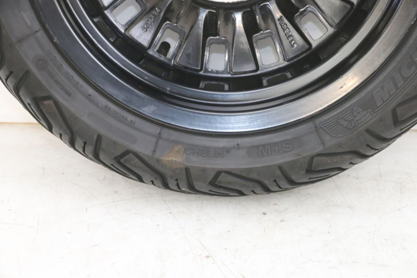 photo de ARO TRASEIRO E PNEU PEUGEOT DJANGO 4T 50 (2014 - 2019) - Detalhes característicos