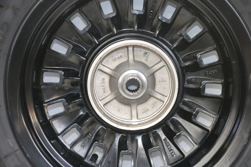 photo de ARO TRASEIRO E PNEU PEUGEOT DJANGO 4T 50 (2014 - 2019) - Vista de perto