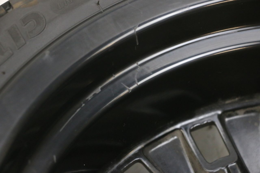photo de ARO TRASEIRO E PNEU PEUGEOT DJANGO 4T 50 (2014 - 2019) - Zoom do estado de desgaste