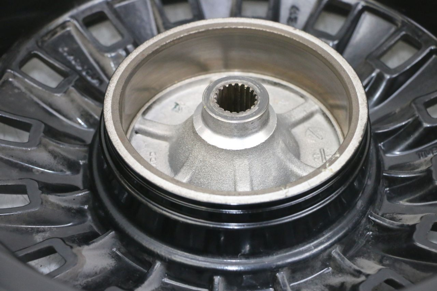 photo de ARO TRASEIRO E PNEU PEUGEOT DJANGO 4T 50 (2014 - 2019) - Pontos de fixação