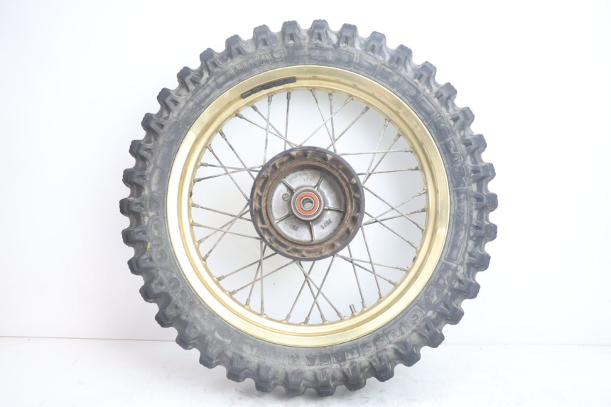 photo de ARO TRASEIRO E PNEU SUZUKI DR S 600 (1985 - 1989) - Detalhes característicos