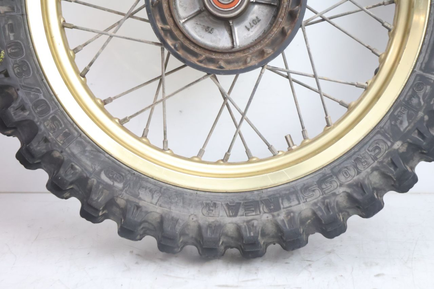photo de ARO TRASEIRO E PNEU SUZUKI DR S 600 (1985 - 1989) - Vista de perto
