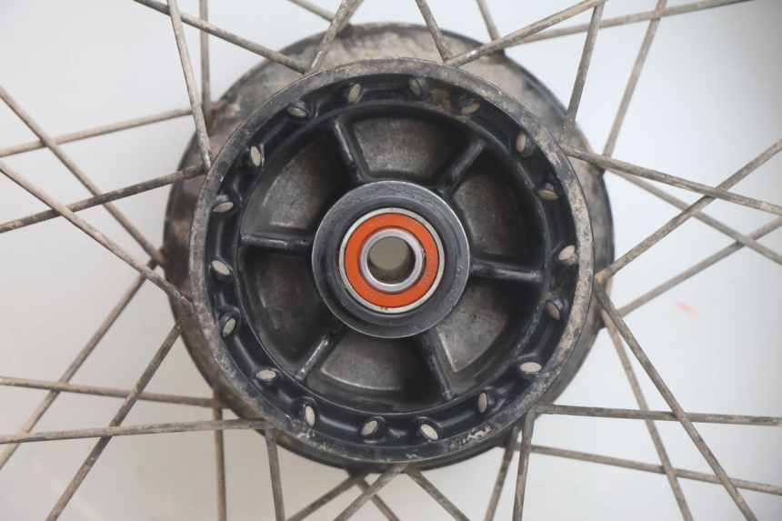 photo de ARO TRASEIRO E PNEU SUZUKI DR S 600 (1985 - 1989) - Outro ângulo de visão