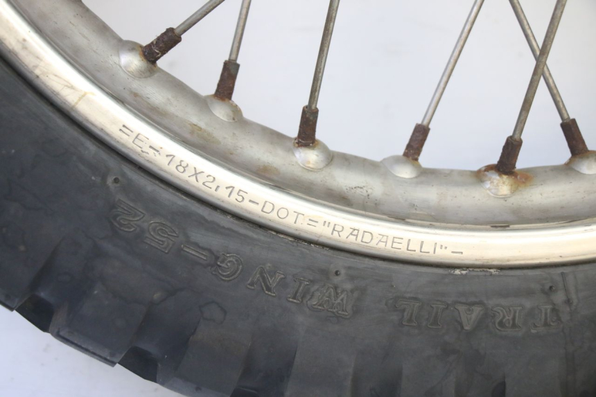 photo de ARO TRASEIRO E PNEU APRILIA ETX 125 (1998 - 2002) - Detalhes característicos
