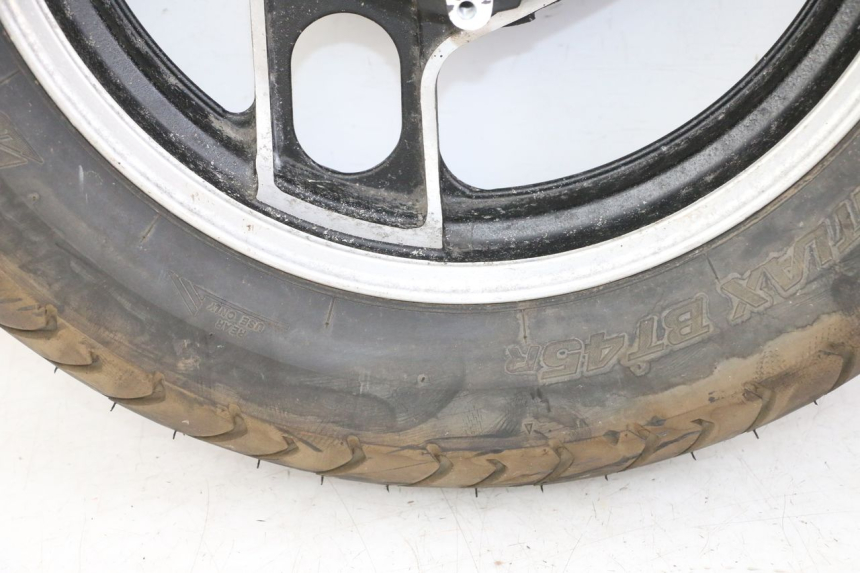 photo de ARO TRASEIRO E PNEU YAMAHA FJ 36Y 1100 (1984 - 1985) - Detalhes característicos