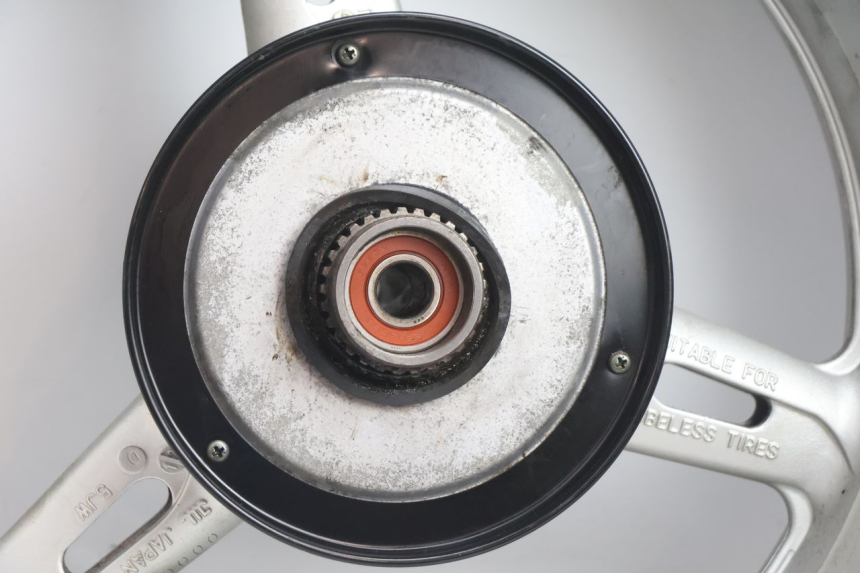 photo de ARO TRASEIRO E PNEU YAMAHA FJR 1300 (2001 - 2005) - Outro ângulo de visão